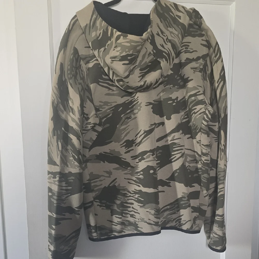 Nike Men's Green and Tan Camouflage Windbreaker - Picture 3 of 3